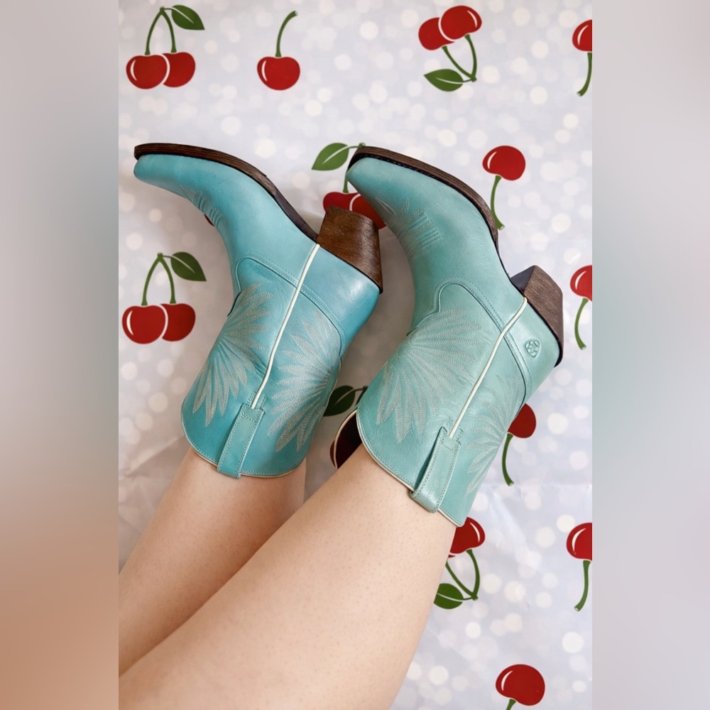 NEW Ariat Goldie Aqua Sky Western Boots 7B SAMPLE 🍒